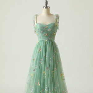 Long Green Dress with Embroidery, New, Size 16W Prom, formal